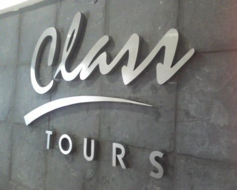 Logotipo de Class Tours calado en sintra con chapa de aluminio, montado en relieve