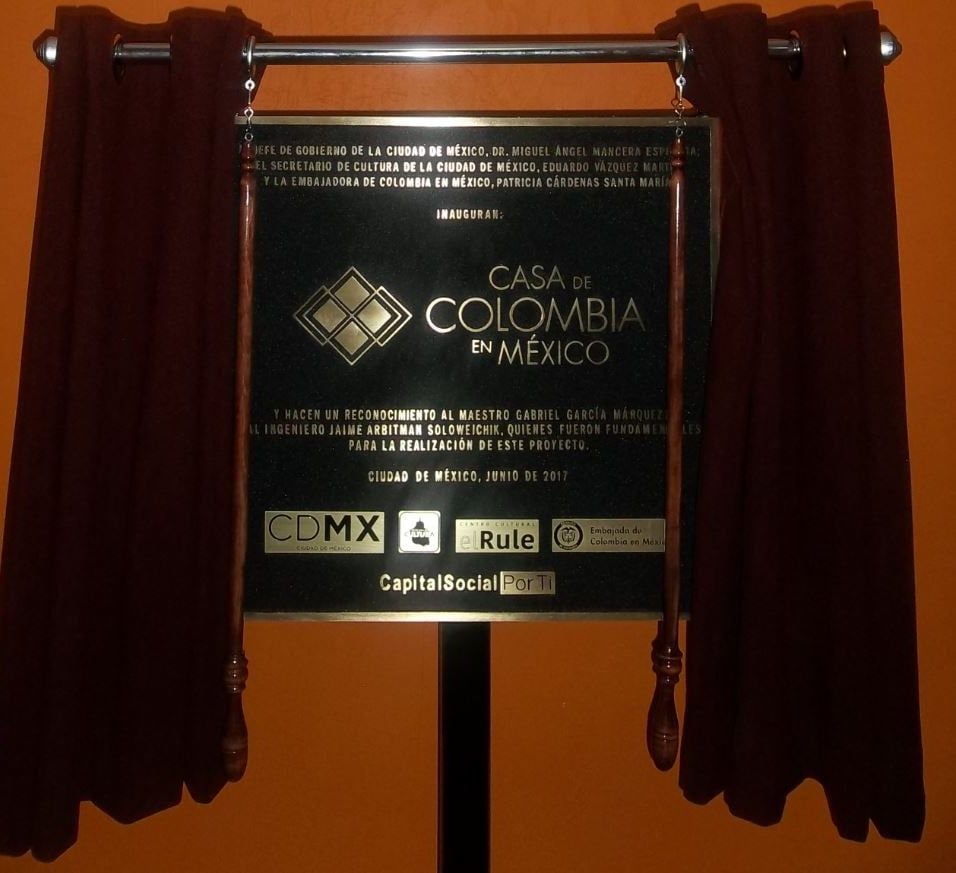 Placa de inauguración de la Casa de Colombia en México fundida en bronce, montada en pedestal con cortinillas para la develación