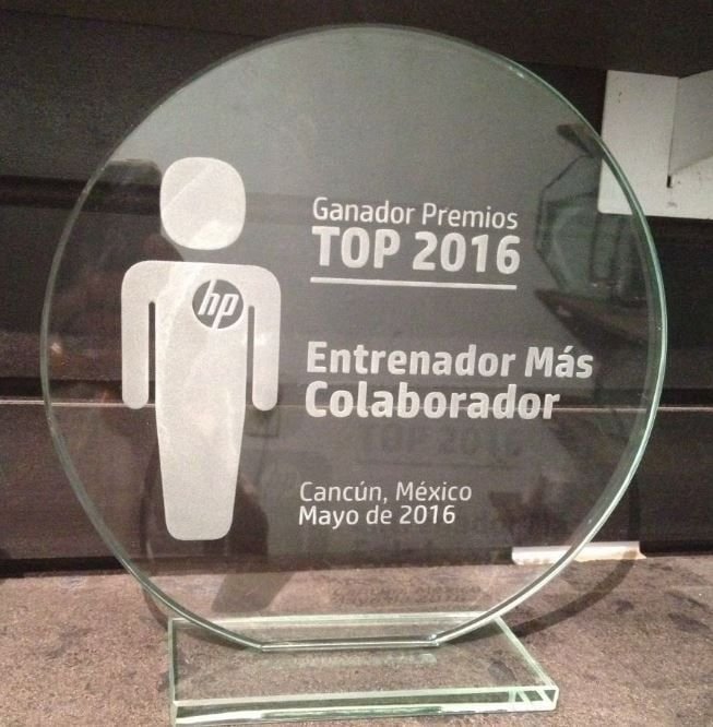 Reconocimiento redondo de cristal esmerilado y biselado de HP, Premios TOP 2016, sobre base de cristal