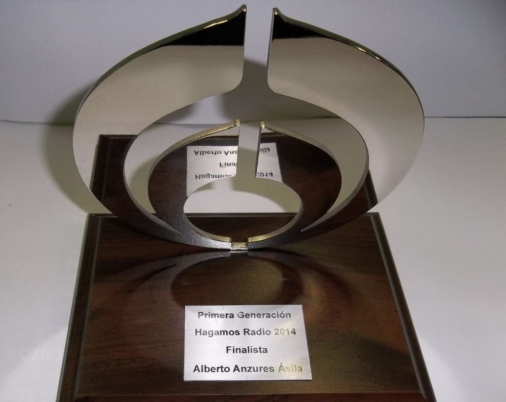 Reconocimiento Hagamos Radio 2014 de Radio Fórmula en latón niquelado pulido espejo sobre base de madera con placa grabada
